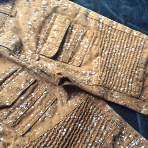 Collared T-shirt with red ape  pants - Picture 3 of 4